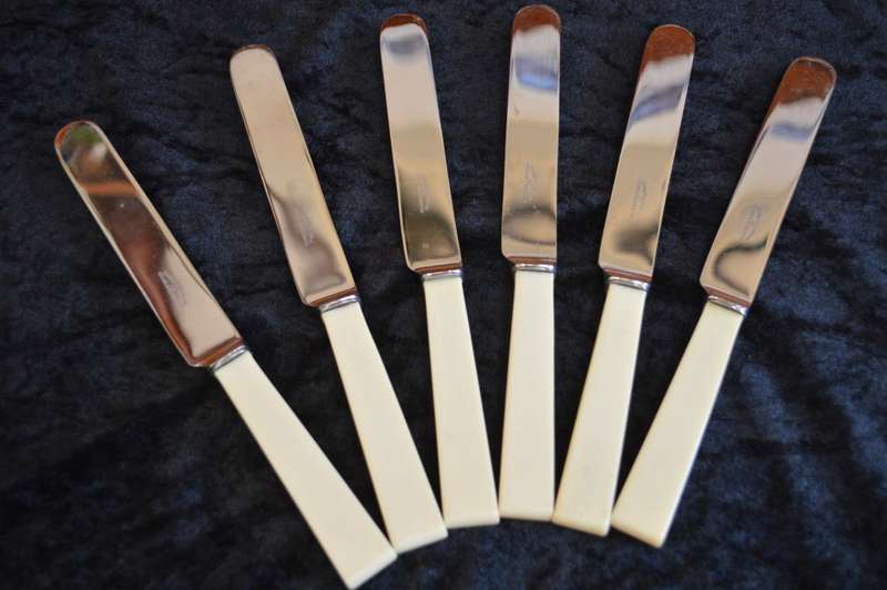 A set of 6 butter knives Harrod`s of London they look like new