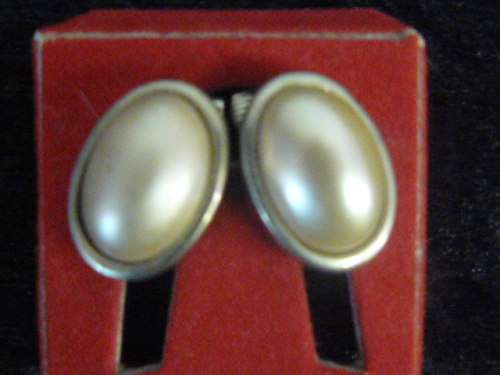 VINTAGE LIKE FOUX PEARL EARRINGS SILVER TONED
