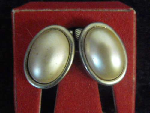 VINTAGE LIKE FOUX PEARL EARRINGS SILVER TONED