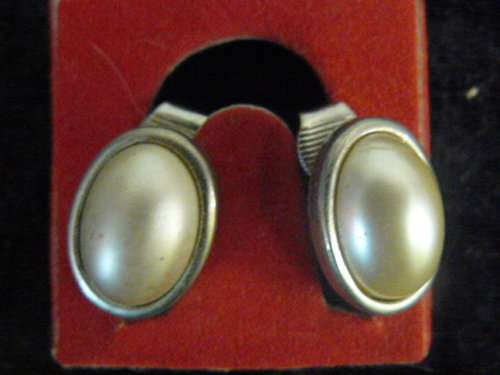 VINTAGE LIKE FOUX PEARL EARRINGS SILVER TONED