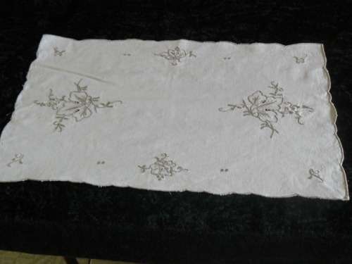 COTTON EMBROIDERED TRAY CLOTH