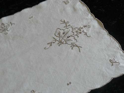COTTON EMBROIDERED TRAY CLOTH