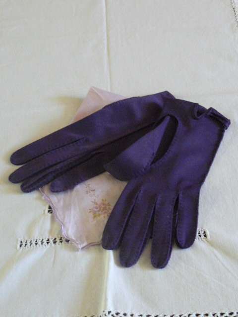 VINTAGE GLOVES AND HANKIE