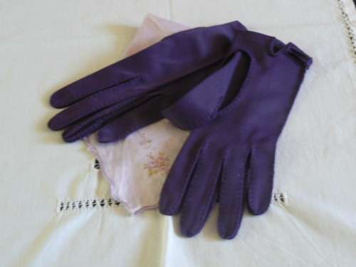 VINTAGE GLOVES AND HANKIE