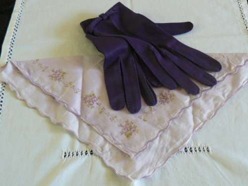 VINTAGE GLOVES AND HANKIE