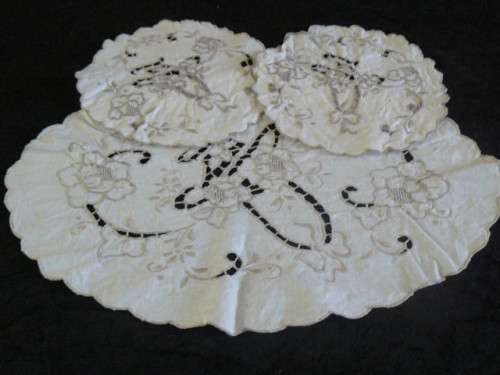 VINTAGE COTTON EMBROIDERED DOILIESET