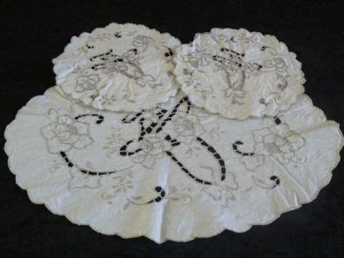VINTAGE COTTON EMBROIDERED DOILIESET