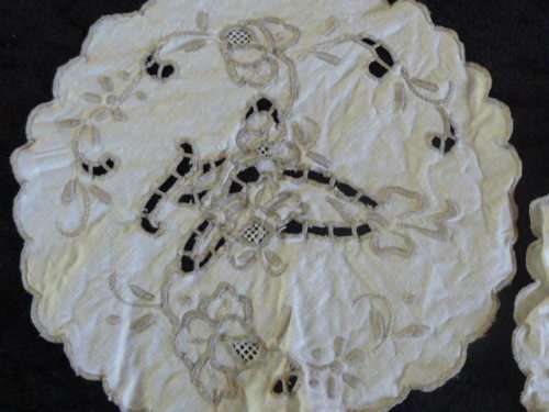 VINTAGE COTTON EMBROIDERED DOILIESET