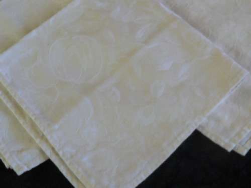 COTTON NAPPKINS X 4 OFF WHITE PRETTY PATTERN