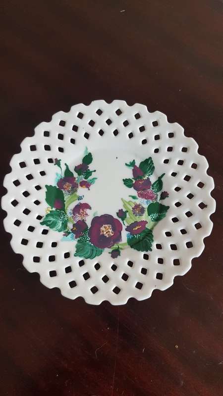 Dresden plate cut out `hand painted` 16cm