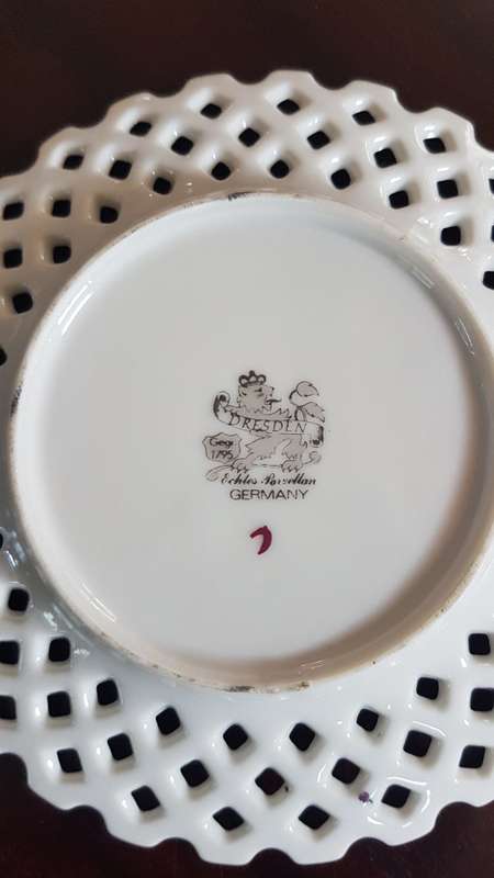 Dresden plate cut out `hand painted` 16cm