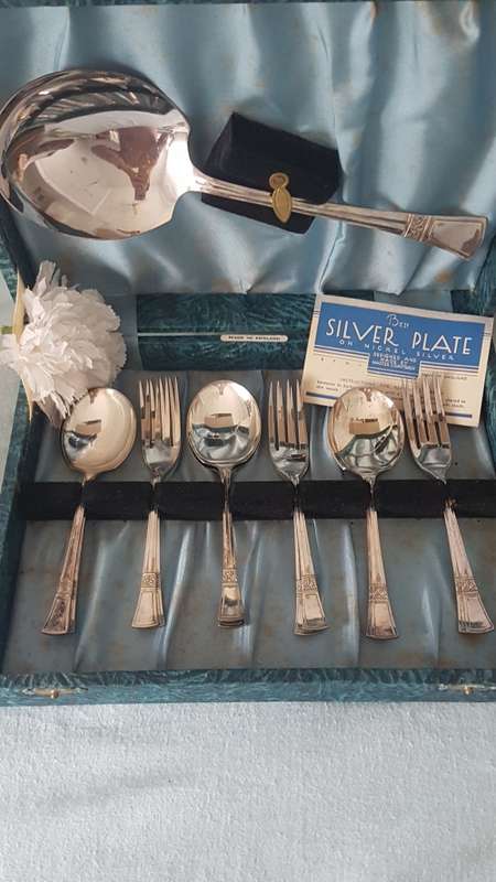 Set fruit forks and spoons with serving spoon.REDUCED.