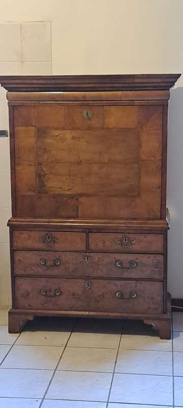beautiful Queen Anne Secretaire chest/ Escritoire can 1710 in bur walnut.