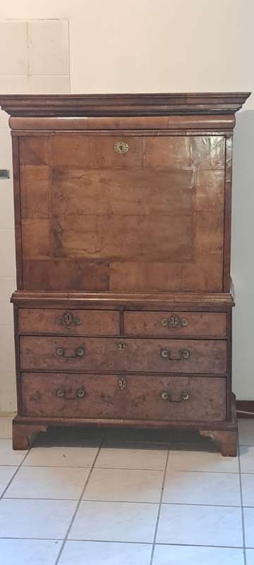 beautiful Queen Anne Secretaire chest/ Escritoire can 1710 in bur walnut.