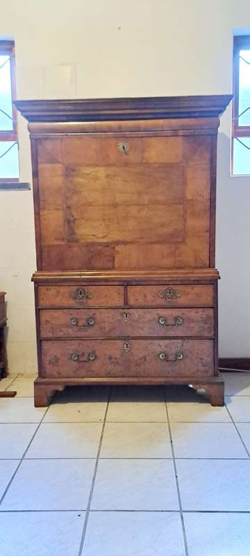 beautiful Queen Anne Secretaire chest/ Escritoire can 1710 in bur walnut.