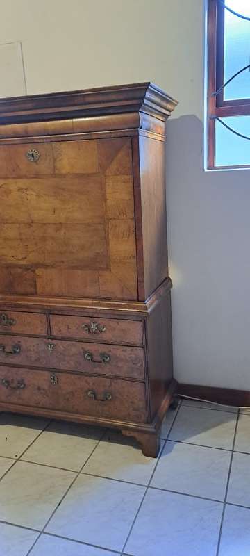 beautiful Queen Anne Secretaire chest/ Escritoire can 1710 in bur walnut.