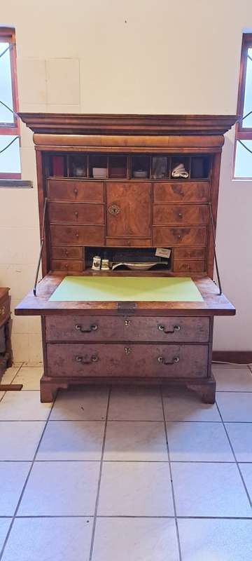 beautiful Queen Anne Secretaire chest/ Escritoire can 1710 in bur walnut.