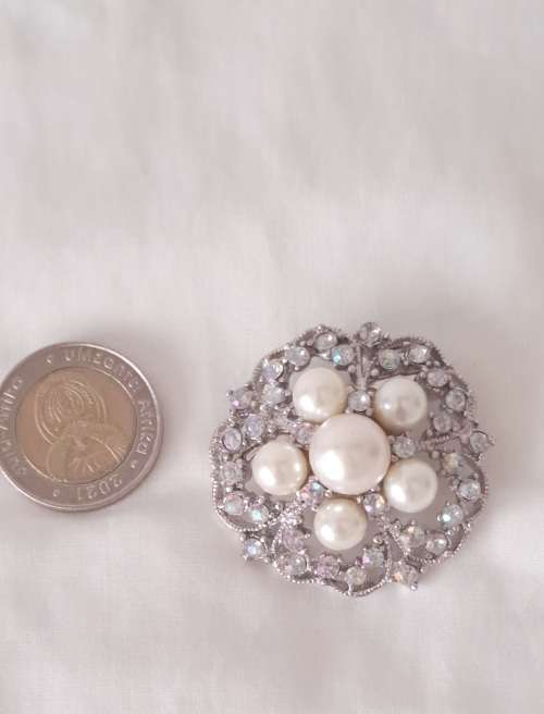 Stunning vintage  faux pearl brooch