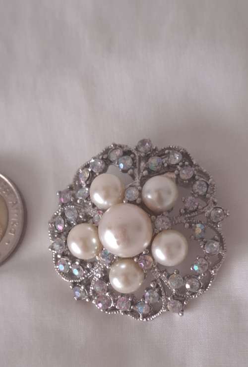 Stunning vintage  faux pearl brooch