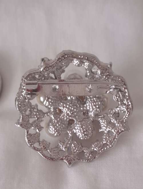 Stunning vintage  faux pearl brooch