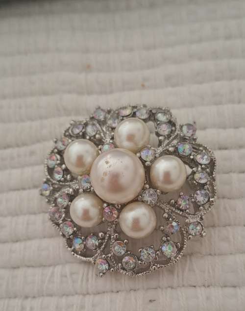 Stunning vintage  faux pearl brooch