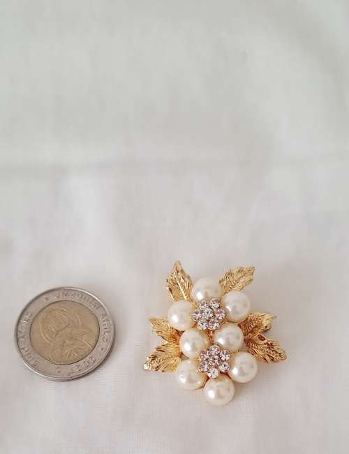 Stunning vintage faux pearl and diamante flower brooch beautiful