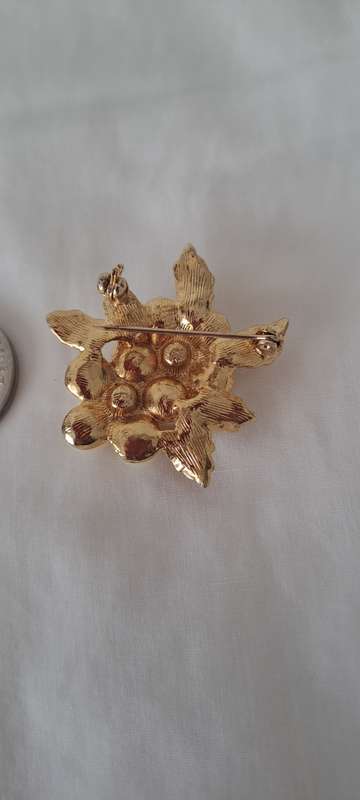 Stunning vintage faux pearl and diamante flower brooch beautiful