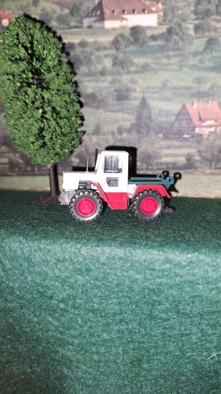 HO farm tractor wiking
