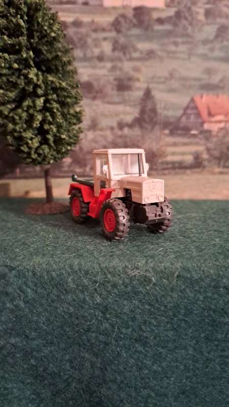 HO farm tractor wiking