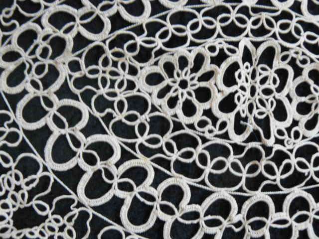 TATTING DOILIE STUNNING BEIGE/CREAM COLOR