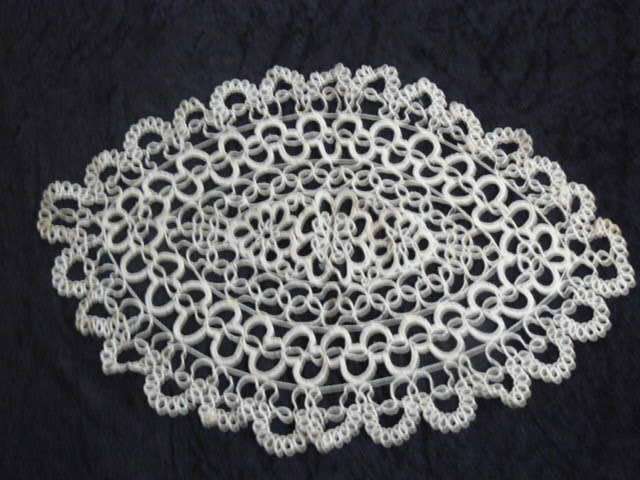 TATTING DOILIE STUNNING BEIGE/CREAM COLOR