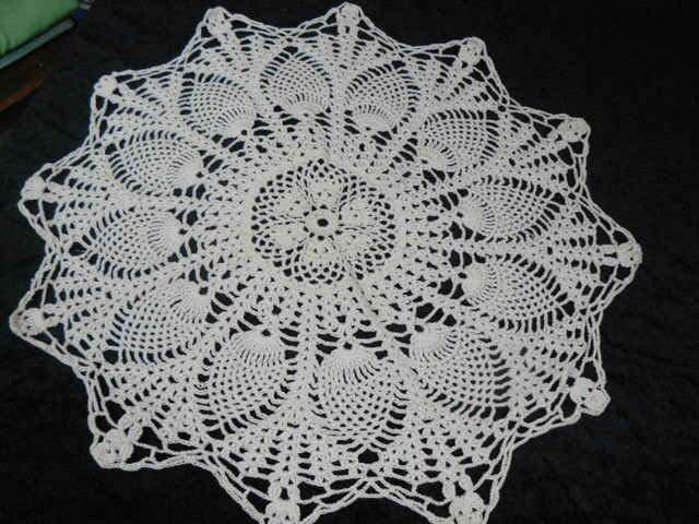 HAND CROCHETED VINTAGE COTTON DOILIE 46 CM