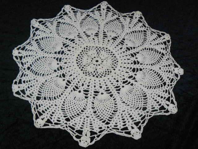 HAND CROCHETED VINTAGE COTTON DOILIE 46 CM
