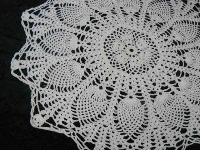HAND CROCHETED VINTAGE COTTON DOILIE 46 CM