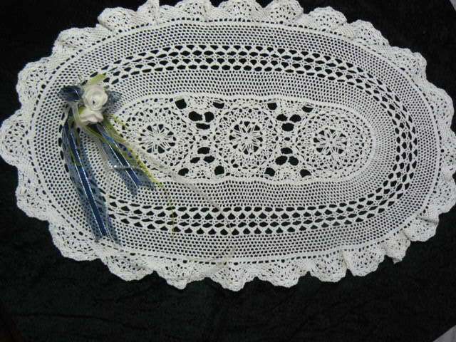 HAND CROCHETED VINTAGE COTTON TABLE RUNNER OR CENTRE PIECE