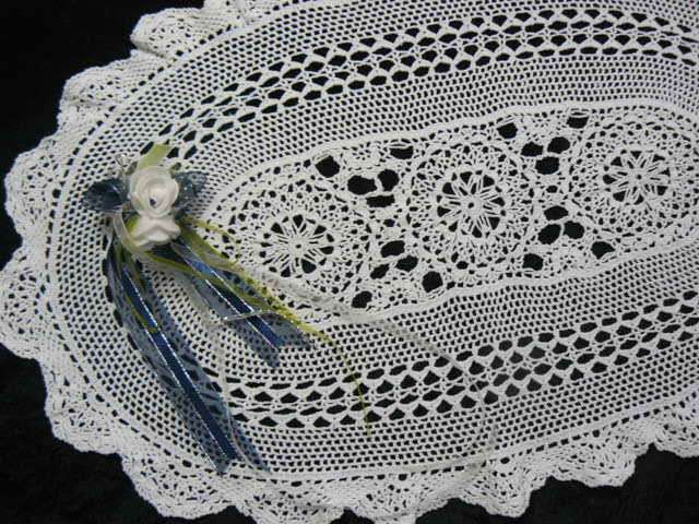 HAND CROCHETED VINTAGE COTTON TABLE RUNNER OR CENTRE PIECE