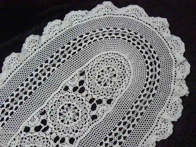 HAND CROCHETED VINTAGE COTTON TABLE RUNNER OR CENTRE PIECE