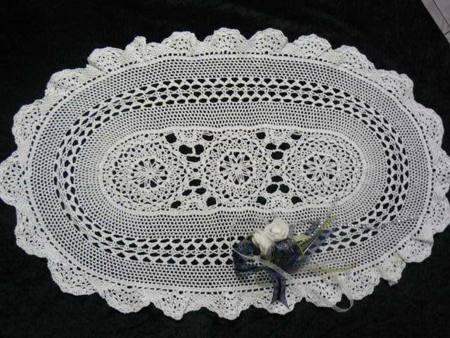 HAND CROCHETED VINTAGE COTTON TABLE RUNNER OR CENTRE PIECE