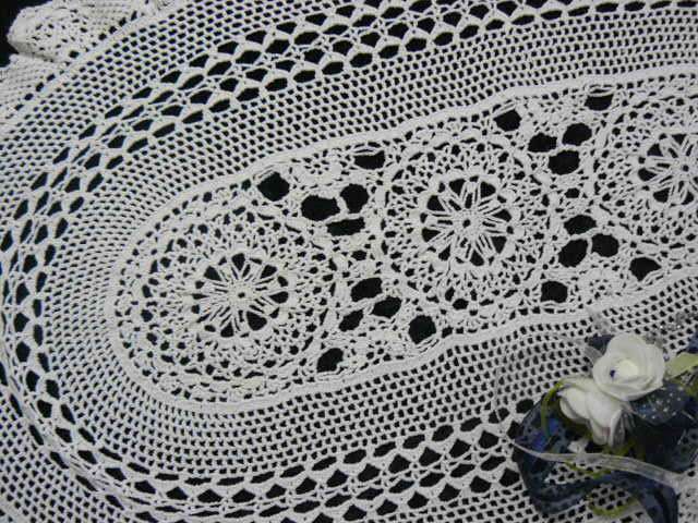 HAND CROCHETED VINTAGE COTTON TABLE RUNNER OR CENTRE PIECE