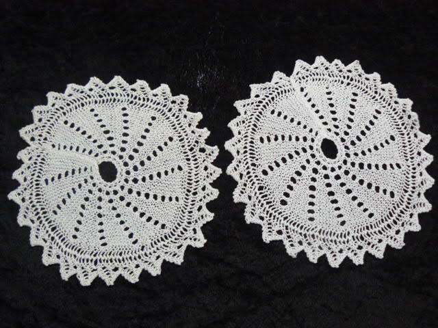 KNITTED DOILIE SET X 2