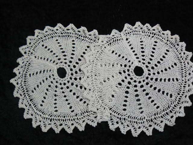 KNITTED DOILIE SET X 2