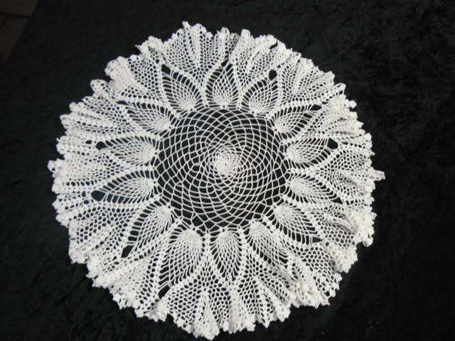 FINE VINTAGE COTTON DOILIE 42 CM