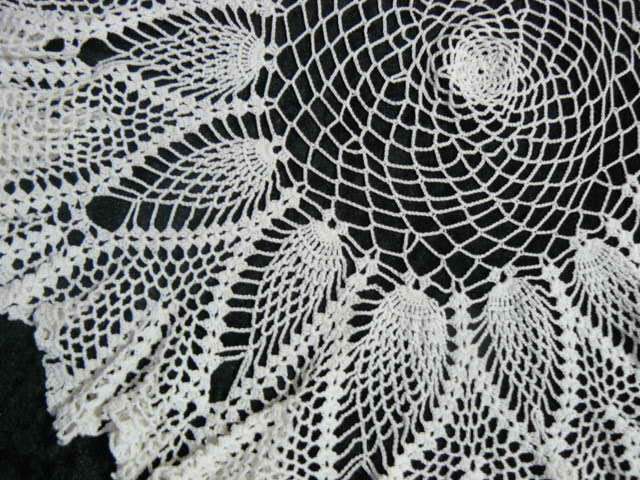 FINE VINTAGE COTTON DOILIE 42 CM