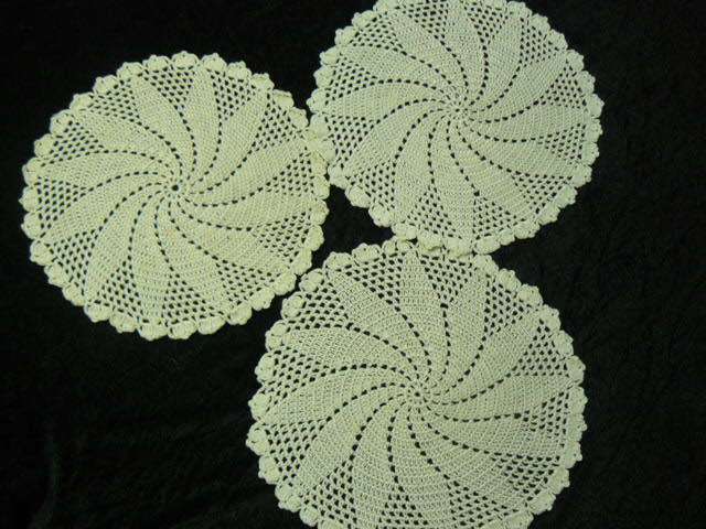SET OF 3 X VINTAGE COTTON HAND KNITTED DOILIES 29 CM