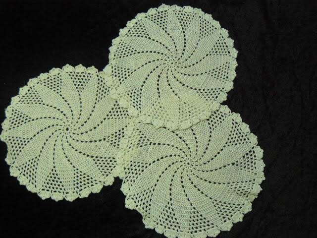 SET OF 3 X VINTAGE COTTON HAND KNITTED DOILIES 29 CM
