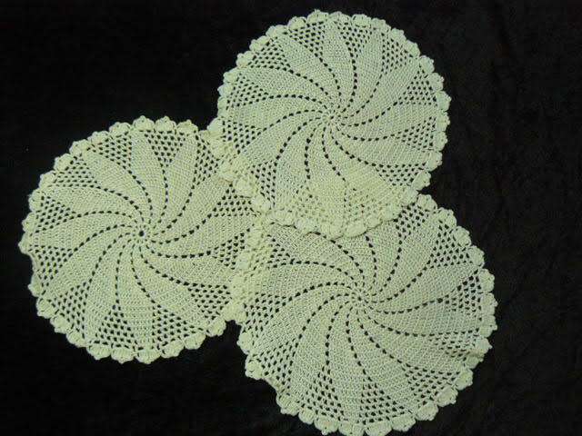SET OF 3 X VINTAGE COTTON HAND KNITTED DOILIES 29 CM