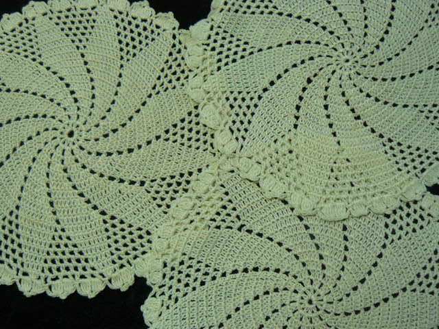 SET OF 3 X VINTAGE COTTON HAND KNITTED DOILIES 29 CM