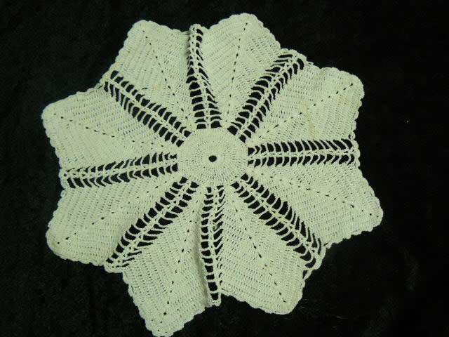 VERY FINE VINTAGE COTTON DOILIE 24 CM