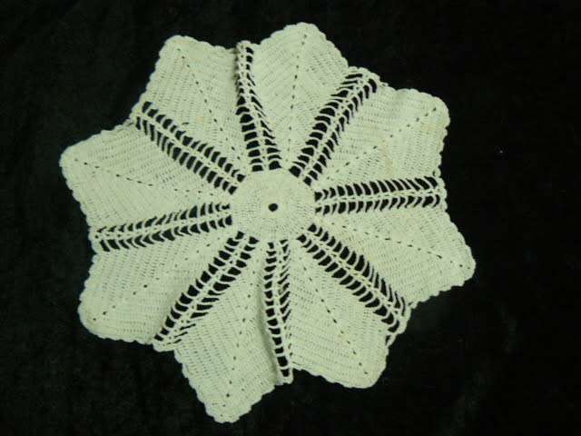VERY FINE VINTAGE COTTON DOILIE 24 CM