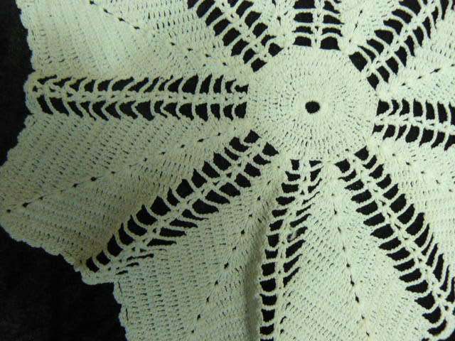 VERY FINE VINTAGE COTTON DOILIE 24 CM